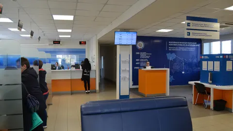 В операционном зале Инспекции предусмотрены места для заполнения деклараций и заявлений