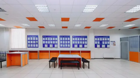 Столы и стенды для заполнения документов