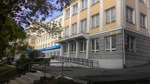 Для людей с ограниченными возможностями при входе в МИФНС России №15 по Приморскому краю предусмотрен пандус