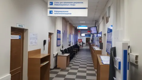 В зоне ожидания МИФНС России №15 по Приморскому краю размещены стойки для заполнения документов