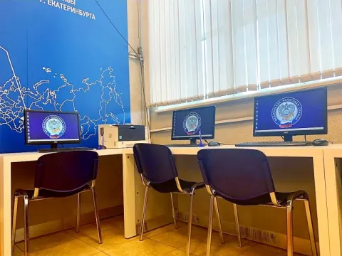 На гостевом компьютере в операционном зале Вы можете воспользоваться сервисами официального сайта ФНС России